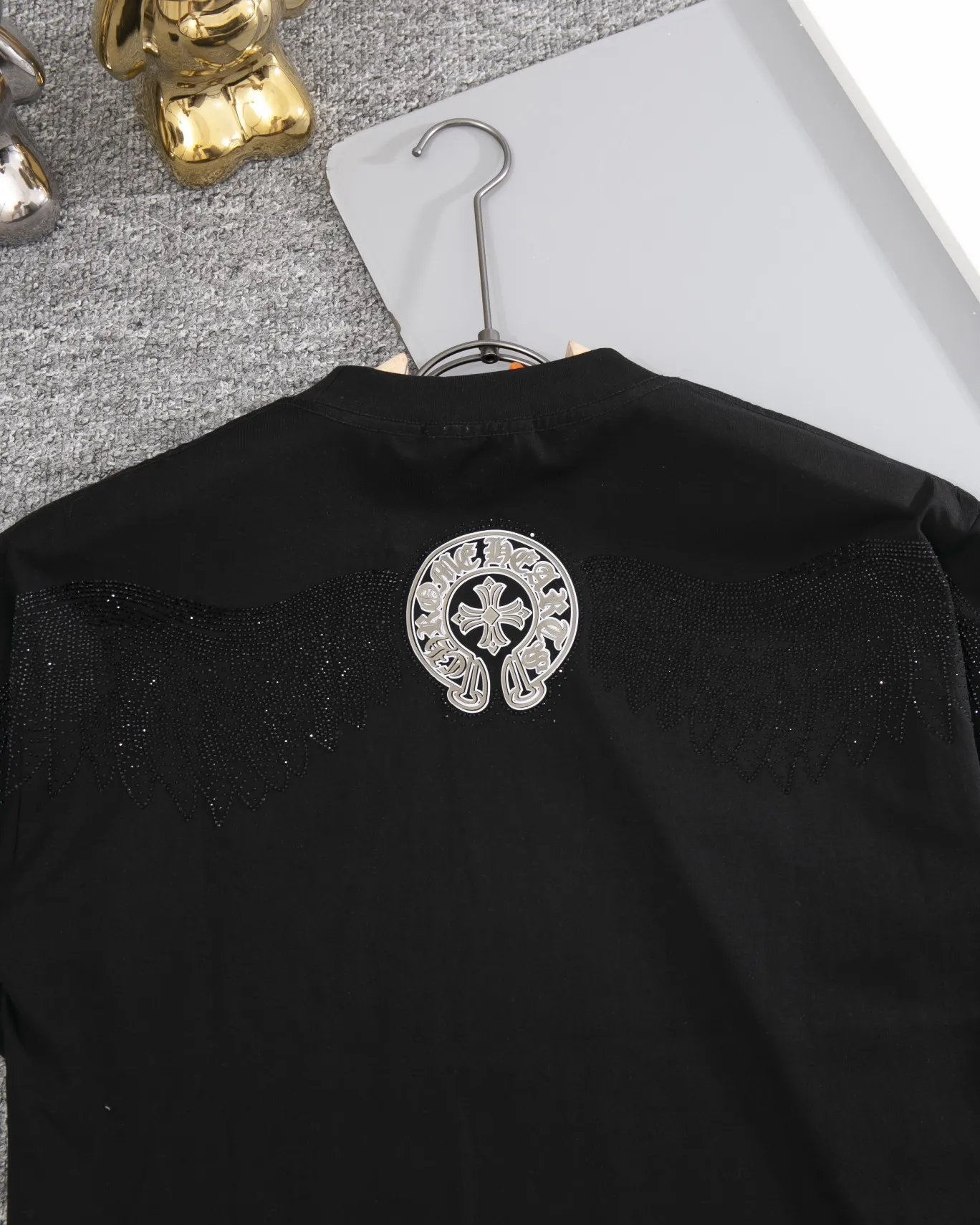 P190 CHROME HEARTS hot-drilled short-sleeved T-shirt. The front and rear panels are marked with high-end hot-drilled flower craftsmanship. The fabric is comfortable and soft, and the high-end washing water is used. The ribs are customized and dyed in the same cylinder. Three standards are complete, the official website is synchronized, and the original mold is opened. The same style for men and women. It is also a practical item that is necessary for daily use. Color: Black White Pink Size: S M L XL